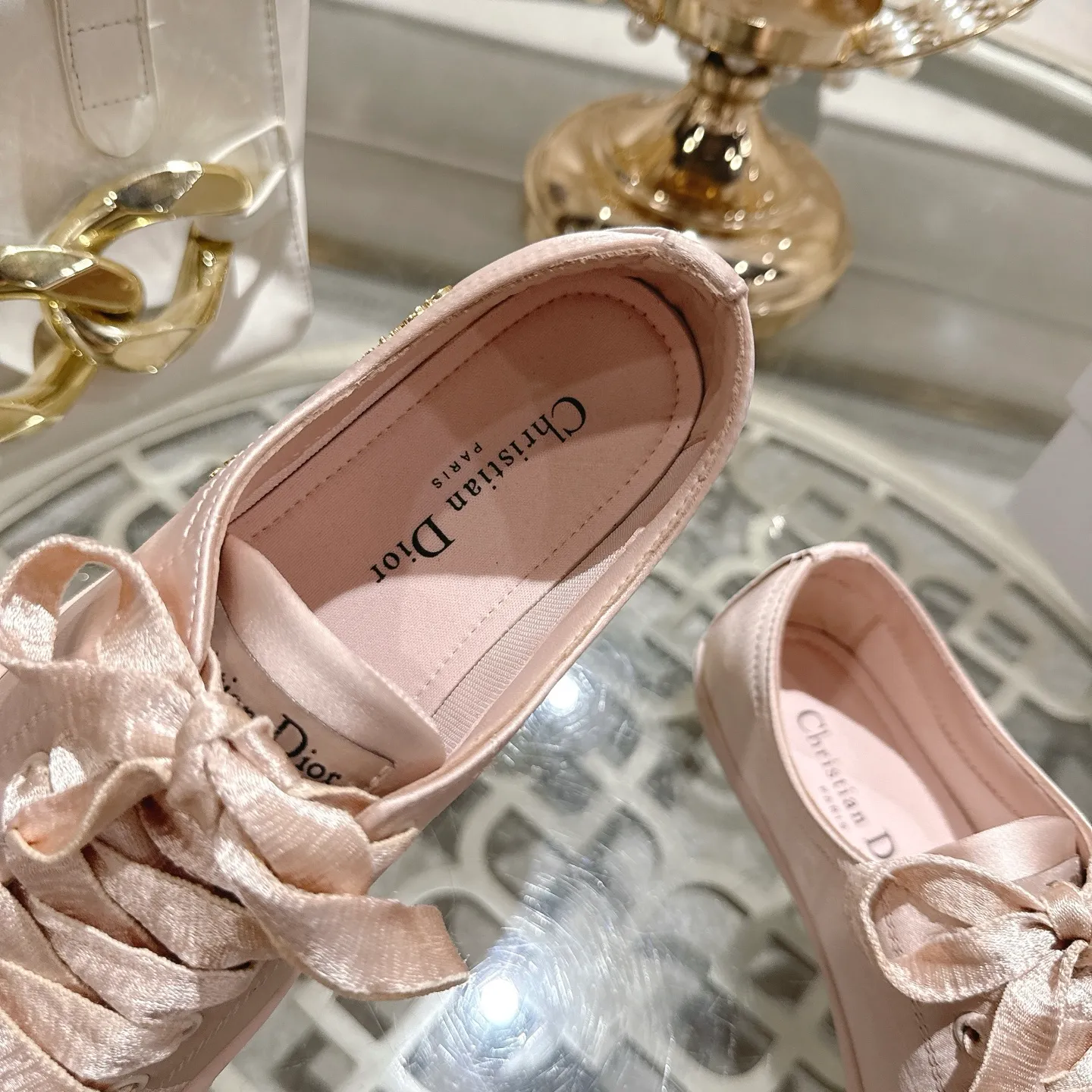 👟👟Ex-factory price 520👟👟 DIOR Dior's 2025 latest lucky satin casual shoes thin-soled shoes. Many celebrity Internet celebrities planted Chanristian Dior logo buckles. The designer really understands the needs of girls in summer. This new product Lucky thin-soled shoes are as cute as her name. The thin sole + shallow mouth design makes the whole pair of shoes very light and easy to wear. Fabric: Satin with wide satin laces of the same color. They are so beautiful that they are speechless in the sun. The soft shoe body looks like stepping on clouds with socks and culottes. It is windy and lazy when walking. It gives you the "effortless" elegance when you take a shot. Outsole: Original molded TPU outsole Size: 35-41 (41 is custom-made and cannot be returned or exchanged)